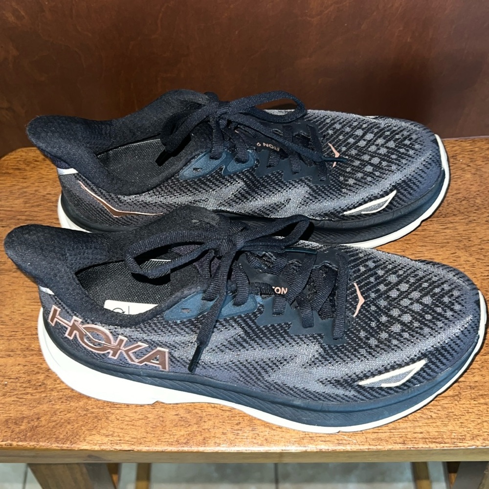 Women’s HOKA tennis shoes  Size 6.5B            Color: purple & black